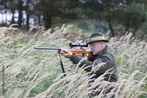 Photo: Jäger zielt durchs Zielfernrohr Jäger zielt durchs Zielfernrohr