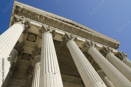 Photo: tribunal en contre plongée tribunal en contre plongée