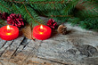 candeline rosse con ramo di abete