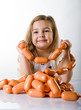 Kind spielt mit Wurst