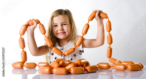 Photo: Kind spielt mit Wurst Kind spielt mit Wurst