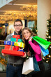 Paar an Weihnachten in Kaufhaus beim Einkaufen