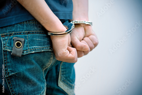 Foto: Young man in handcuffs Young man in handcuffs