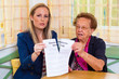 Enkel und Großmutter. Generationsvertrag