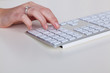 Hand auf einer Computertastatur