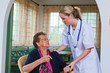 Seniorin beim Arzt