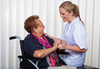 Krankenpflegerin und alte Frau im Rollstuhl Krankenpflegerin und alte Frau im Rollstuhl