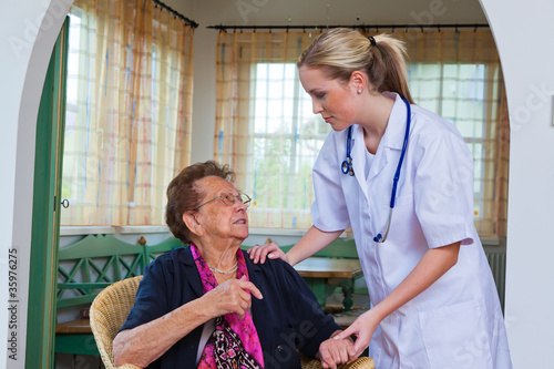 Foto: Seniorin beim Arzt Seniorin beim Arzt