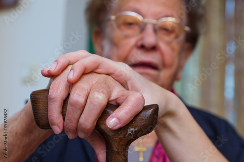 Foto: Alte und junge Hand mit Gehstock Alte und junge Hand mit Gehstock
