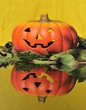 Calabaza de halloween con fodo amarillo.