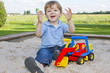 dreijähriger Junge auf dem Spielplatz (mr)