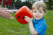 dreijähriger Junge auf dem Spielplatz (mr)