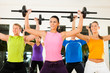 Fitness Gruppe mit Langhantel im Fitnessstudio