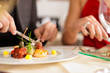 Foto: Abendessen oder Mittagessen in Restaurant Abendessen oder Mittagessen in Restaurant