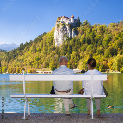 Foto: Seniour couple in Bled, Slovenia Seniour couple in Bled, Slovenia