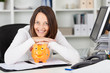 frau im büro mit sparschwein