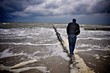 Homme face à la mer