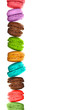 Foto: Macarons multicolores empilés, fond blanc Macarons multicolores empilés, fond blanc