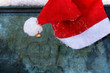 Weihnachtsmütze an vereister Scheibe