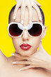 Foto: young woman wearing sunglasses young woman wearing sunglasses