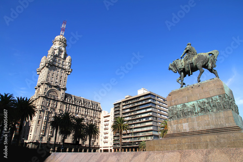 Photo: Plaza Independencia in Montevideo Plaza Independencia in Montevideo