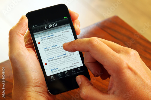 Foto: Businessfrau mit Smartphone E-Mail Businessfrau mit Smartphone E-Mail