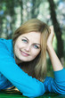 Foto: young woman with blue eyes outdoors young woman with blue eyes outdoors