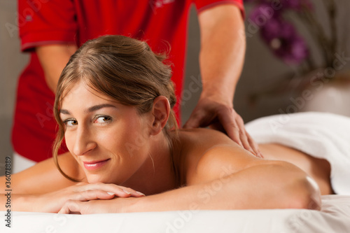 Foto: Frau erhält eine Wellness Massage Frau erhält eine Wellness Massage