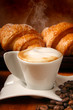 Buon risveglio con cappuccino e brioches calde Buon risveglio con cappuccino e brioches calde