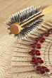 Round comb for hairs on the wattled serviette