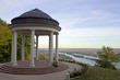 Foto: Pavillon: Blick auf den Rhein bei Rüdesheim Pavillon: Blick auf den Rhein bei Rüdesheim