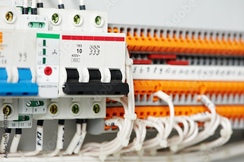 Foto: electrical fuseboxes and power lines switchers electrical fuseboxes and power lines switchers