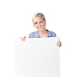 blonde frau hält weißes schild