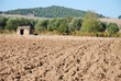 campi arati e casolare