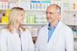 zwei apotheker schauen sich an