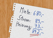 Ausgaben auf einem Blatt Papier ausgerechnet