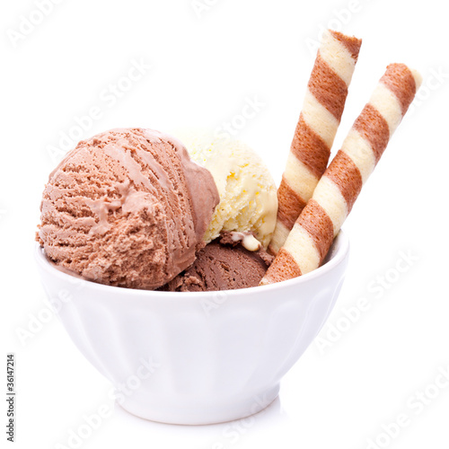 Photo: Schale mit Schokoladeneis, Nougateis und Vanilleeis Schale mit Schokoladeneis, Nougateis und Vanilleeis