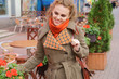 Foto: Young pretty woman in the street Young pretty woman in the street