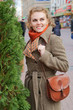 Foto: Young pretty woman in the street Young pretty woman in the street