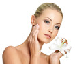 Foto: Beauty face of the young beautiful woman with flower Beauty face of the young beautiful woman with flower
