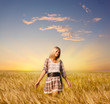 Foto: woman walking on wheat field woman walking on wheat field