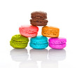 Foto: Pyramide de macarons multicolore, fond blanc Pyramide de macarons multicolore, fond blanc