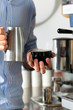 Barista macht Cappuccino im Cafe