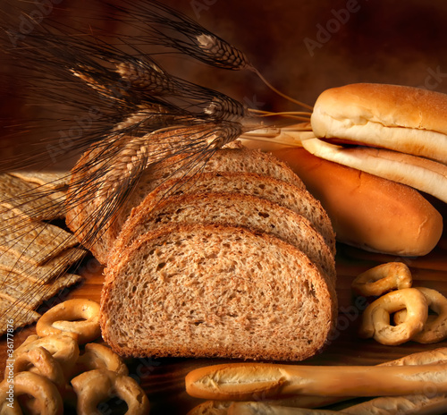 Photo: Pane integrale con spighe di grano Pane integrale con spighe di grano