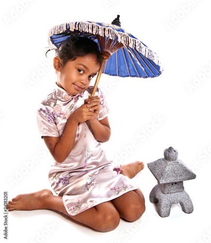 Photo: enfant en tenue asiatique enfant en tenue asiatique
