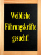 schild: weibliche führungskräfte gesucht