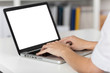 frau am notebook bildschirm
