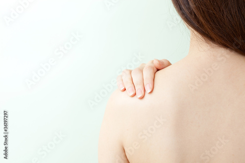 Photo: 肩を揉む女性 肩を揉む女性