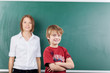 starker kleiner junge in der schule