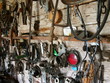Altes Werkzeug und Beschläge an einer Scheunenwand aus Holz